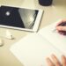 pixabay - photo mix company - une main qui écrit dans un cahier et une tablette - 5 avantages de l’évaluation continue
