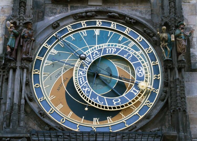 stockvault - astronomical-horloge-astrologie-Top-5-des-accessoires-pour-ceuxcelles-qui-kiffent-lastrologie