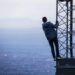 unsplash - Jack Sloop - homme suspendu à un poteau en hauteur - les phrases que l'on en a marre d'entendre quand on est grand