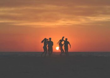 unsplash - Javier Allegue Barros - amis sur la plage qui dansent - ta destination de vacances en fonction de ton signe astro