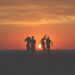 unsplash - Javier Allegue Barros - amis sur la plage qui dansent - ta destination de vacances en fonction de ton signe astro