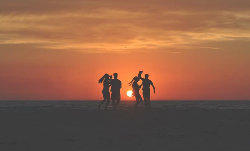 unsplash - Javier Allegue Barros - amis sur la plage qui dansent - ta destination de vacances en fonction de ton signe astro