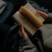 unsplash - Lilly Rum - personne qui lit un livre avec un sweat - top 5 des livres à lire pendant ta pause blocus