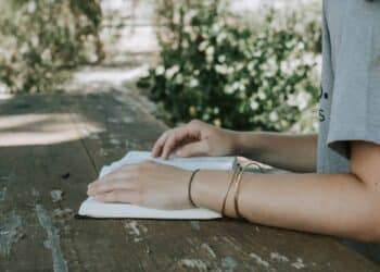 unsplash - christin-hume-étudiant qui étudie dehors - Comment combiner beaux jours et blocus
