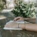 unsplash - christin-hume-étudiant qui étudie dehors - Comment combiner beaux jours et blocus
