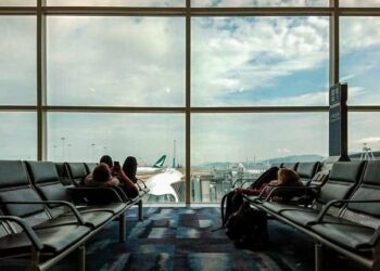 unsplash - i aimannung - personnes qui attendent l'avion - 10 raisons de partir en Erasmus