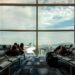 unsplash - i aimannung - personnes qui attendent l'avion - 10 raisons de partir en Erasmus