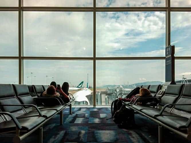 unsplash - i aimannung - personnes qui attendent l'avion - 10 raisons de partir en Erasmus