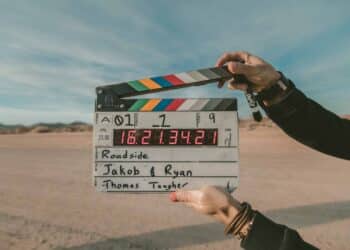 unsplash -jakob-owens- clap cinéma -Ce qui se passe dans les films mais qui est impossible en vrai