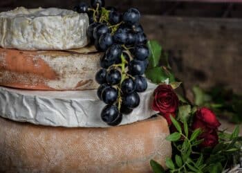 unsplash - jez-timms-pile de camemberts avec du raisin - Le secret pour un camembert au four délicieux