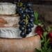 unsplash - jez-timms-pile de camemberts avec du raisin - Le secret pour un camembert au four délicieux