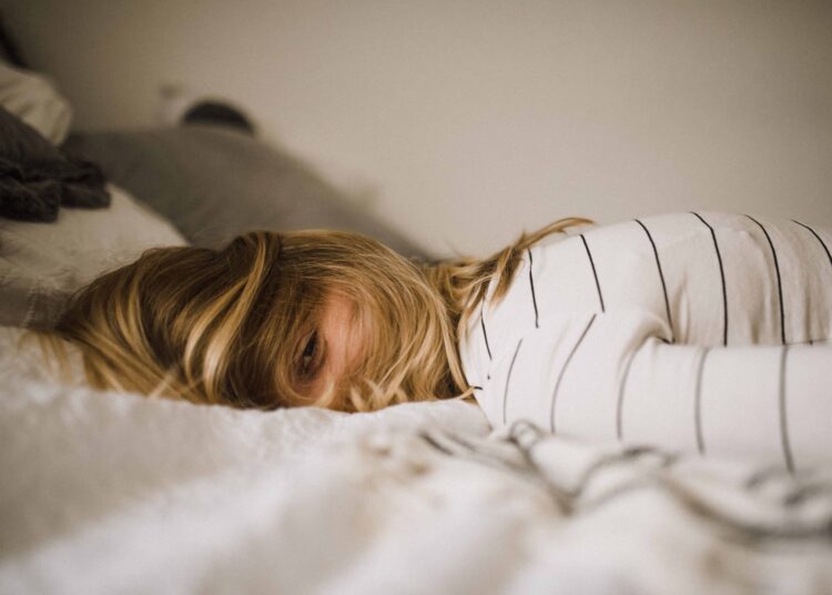 unsplash - kinga-cichewicz-étudiante qui n'arrive pas à dormir - Je n'arrive pas à dormir la veille d'examen, que faire