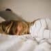 unsplash - kinga-cichewicz-étudiante qui n'arrive pas à dormir - Je n'arrive pas à dormir la veille d'examen, que faire