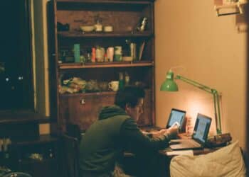 unsplash-max-shilov - garçon qui etudie - 6 moments que tu vis quand t'es la veille d'un examen