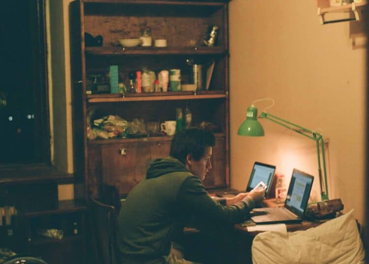 unsplash-max-shilov - garçon qui etudie - 6 moments que tu vis quand t'es la veille d'un examen