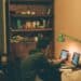 unsplash-max-shilov - garçon qui etudie - 6 moments que tu vis quand t'es la veille d'un examen