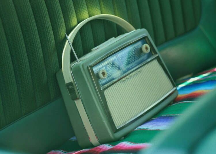 unsplash - milivoj-kuhar-radio vintage dans une voiture - Les objets vintages beaucoup trop cool