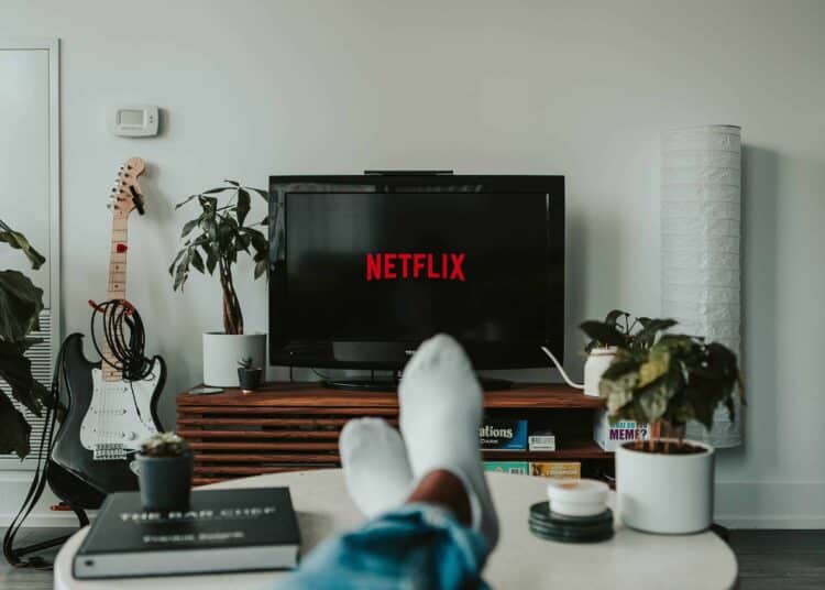 unsplash - mollie-sivaram-étudiant qui regarde netflix - Les meilleurs dessins animés pour étudiant à voir en streaming