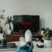 unsplash - mollie-sivaram-étudiant qui regarde netflix - Les meilleurs dessins animés pour étudiant à voir en streaming
