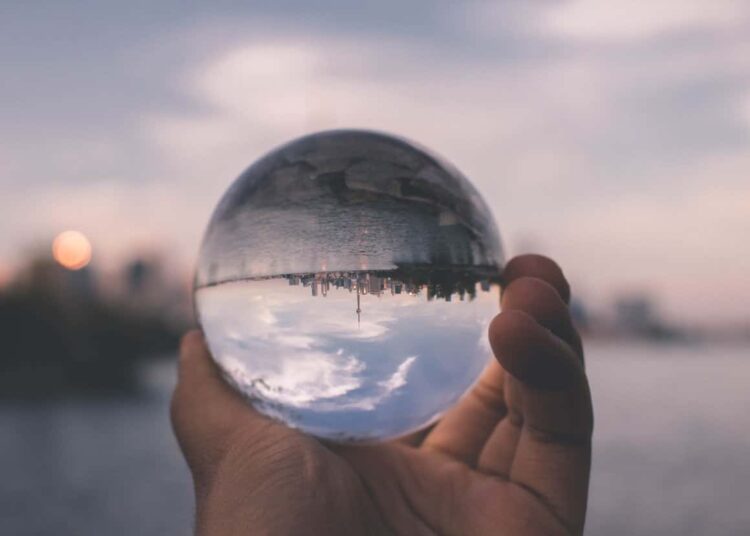 unsplash - nadine-shaabana-bulle de verre avec une ville - retour du tedxbrussels aktus