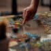 unsplash -ross-sneddon-etudiant qui fait un puzzle - 5 puzzles pour occuper ton temps libre pendant tes vacances étudiantes