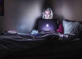 unsplash -victoria-heath-étudiante qui regarde un film sur son pc Les films de science-fiction à voir entre coloc