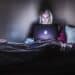 unsplash -victoria-heath-étudiante qui regarde un film sur son pc Les films de science-fiction à voir entre coloc
