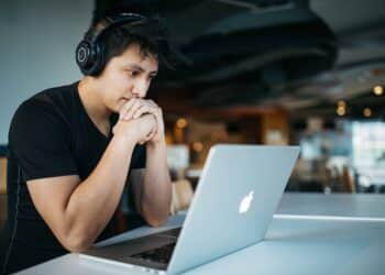 unsplash -wes-hicks-4-étudiant qui étudie - Comment garder le moral pendant le blocus