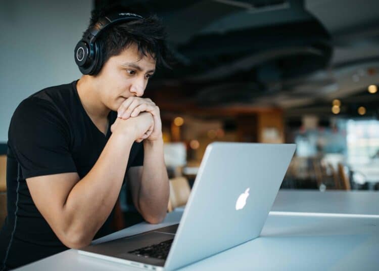 unsplash -wes-hicks-4-étudiant qui étudie - Comment garder le moral pendant le blocus