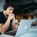 unsplash -wes-hicks-4-étudiant qui étudie - Comment garder le moral pendant le blocus