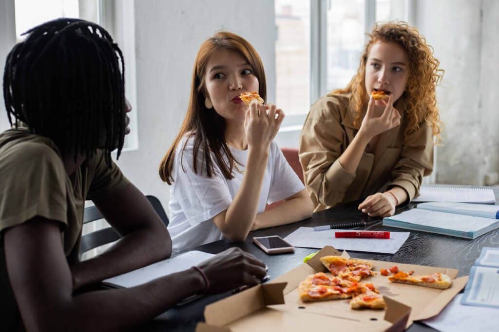 @Pexels Monstera-3 colocs mangent une pizza