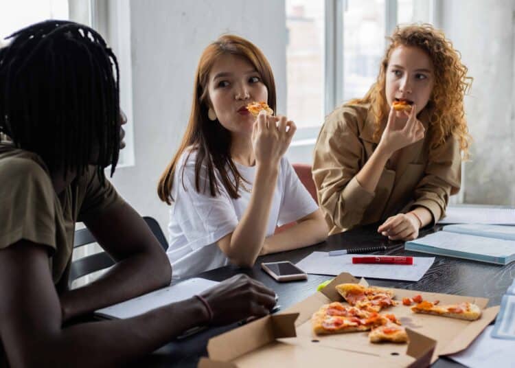 @Pexels Monstera-3 colocs mangent une pizza