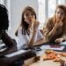 @Pexels Monstera-3 colocs mangent une pizza