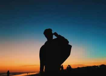 pexels-Afvzi-garçon qui regarde l'horizon vers une destination_5 destinations à petit budget pour partir après tes examens.