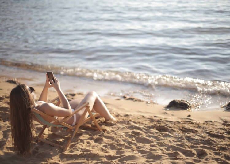 pexels-andrea-piacquadio - fille transat plage - 6 memes qui résument bien ton mois de juillet d'étudiant