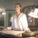 pexels-andrea-piacquadio-jeune femme devant la reception d'un hotel - Top 7 des phrases à apprendre dans la langue du pays que tu veux visiter