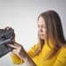 pexels-andreapiacquadio-une femme qui cherche l'argent dans son portefeuille-Je dépense mon argent dans n’importe quoi 5 conseils pour apprendre à gérer son budget