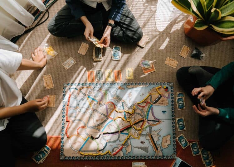 pexels-cottonbro-jeunes etudiants qui jouent à un jeu de societe - top 5 des jeux escape room