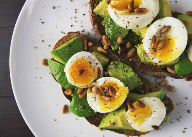 pexels-foodie-factor-toasts à l'avocat - Les toasts à l'avocat pour un repas sain et rapide