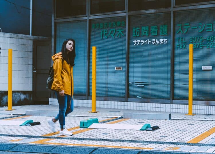 pexels-james-reyes-fille qui marche dans la ville - dossier partir en erasmus