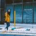 pexels-james-reyes-fille qui marche dans la ville - dossier partir en erasmus