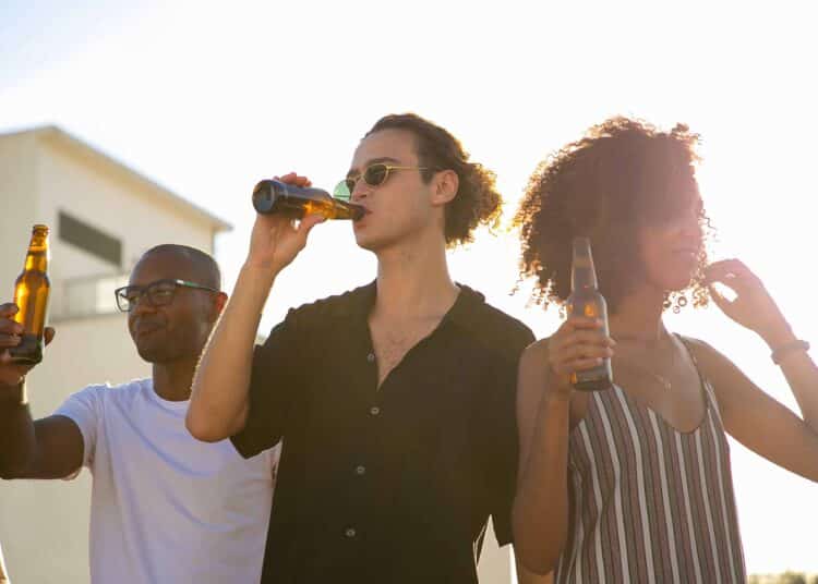 pexels-kampus-production-3 personnes qui boivent une biere - 3 exercices pour dépenser toutes les bieres que tu bois en soirée