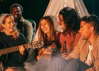 pexels-kindelmedia-groupe d'amis-Je suis le seul célibataire de ma bande de potes et je le vis mal