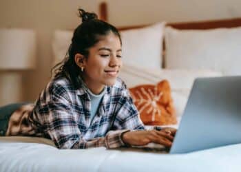 pexels-liza-summer - fille sur son lit et ordi - 5 moments que tu vis quand t'as décidé de rester à ton kot en été