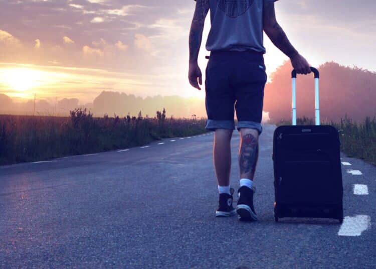 pexels-pixabay-garcon avec sa valise qui s'en va - 9 choses auxquelles il faut penser si tu pars en City Trip