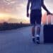 pexels-pixabay-garcon avec sa valise qui s'en va - 9 choses auxquelles il faut penser si tu pars en City Trip