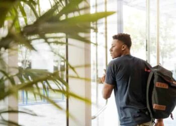 unsplash - LinkedIn Sales solutions - un étudiant qui pousse une porte - 5 choses à faire la veille de la rentrée en supérieur