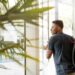unsplash - LinkedIn Sales solutions - un étudiant qui pousse une porte - 5 choses à faire la veille de la rentrée en supérieur