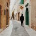 unsplash - Micaela Parente - homme qui se preomène seule en rue - Pourquoi faire un city-trip seul e