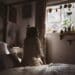 unsplash - ashley-byrd-étudiante sur son lit dans son kot - Les gadgets à avoir dans ta chambre de kot